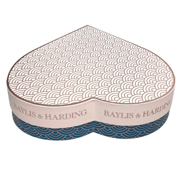 Caja de regalo con productos para el baño y el cuidado corporal con forma de corazón