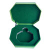 Caja de regalo para perfumes abierta con un soporte verde flocado para el frasco