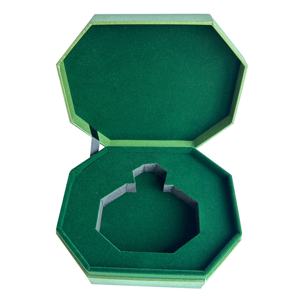 Caja de regalo para perfumes abierta con un soporte verde flocado para el frasco